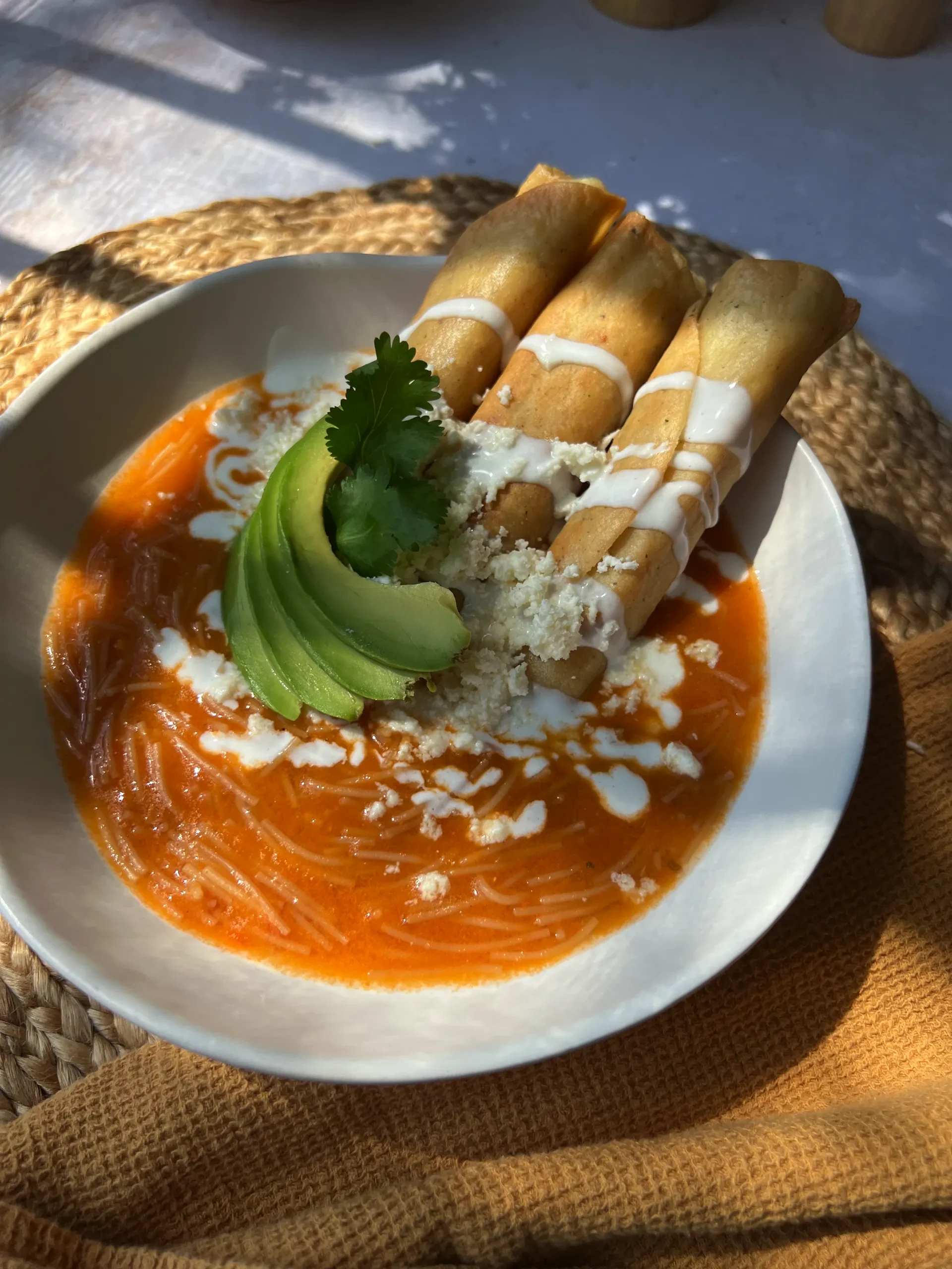 Sopa de fideos con tacos dorados.